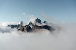 In einem Wolkenfeld sind Felsen zu sehen.