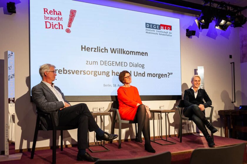Das Bild zeigt die Podiumsteilnehmer auf der Veranstaltung DEGEMED-Dialog in Berlin. Zu sehen sind Prof.Prof. Andrew Ullmann,Dr. Constanze Schaal, Prof. Dr. Diana Lüftner.