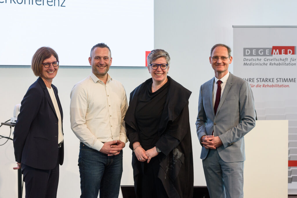 Im Bild (v.l.n.r.): Dr. Constanze Schaal, Vorstandsvorsitzende der DEGEMED, Andreas Smurawski (neu im Vorstand), Christin Walsh (Vorsitzende der Mitgliederversammlung) und Christof Lawall, Geschäftsführer der DEGEMED