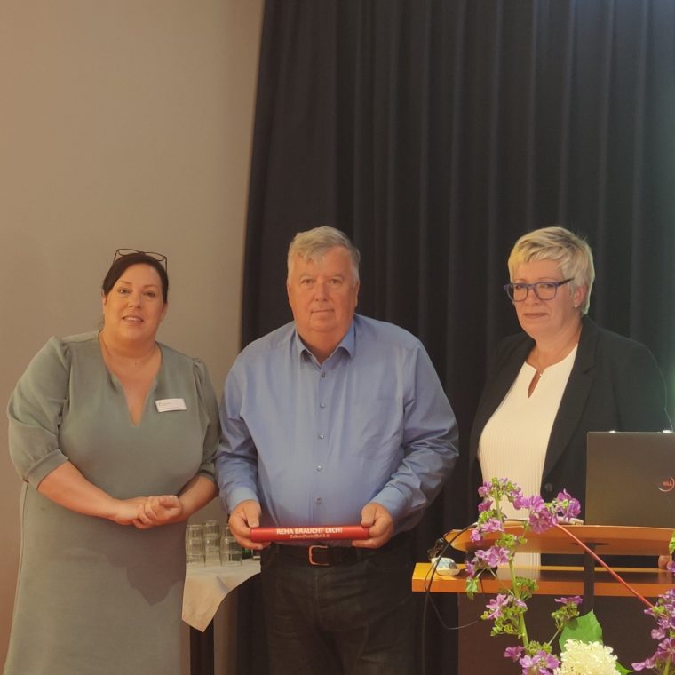 Staffelübergabe an Gernot Schmidt (SPD), Landrat des Landkreises Märkisch-Oderland.
